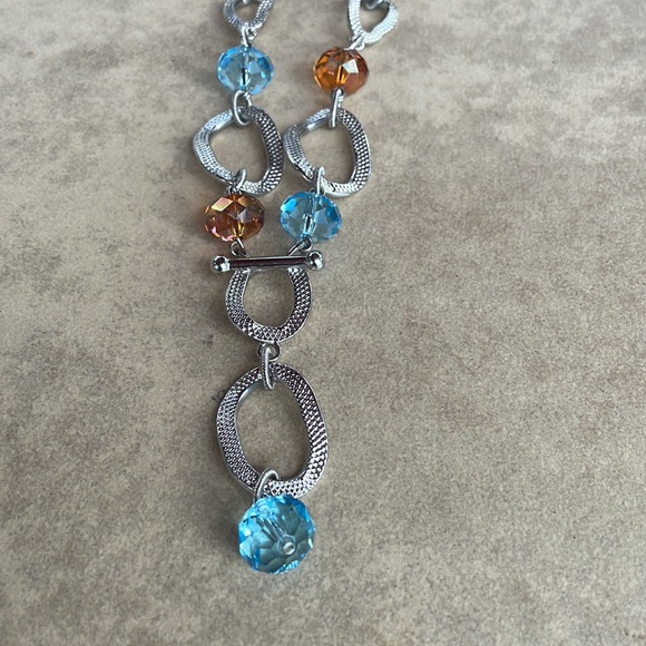 10 inches long/25 cm So much detail in this hammered silver tone necklace - Picture 3 of 5